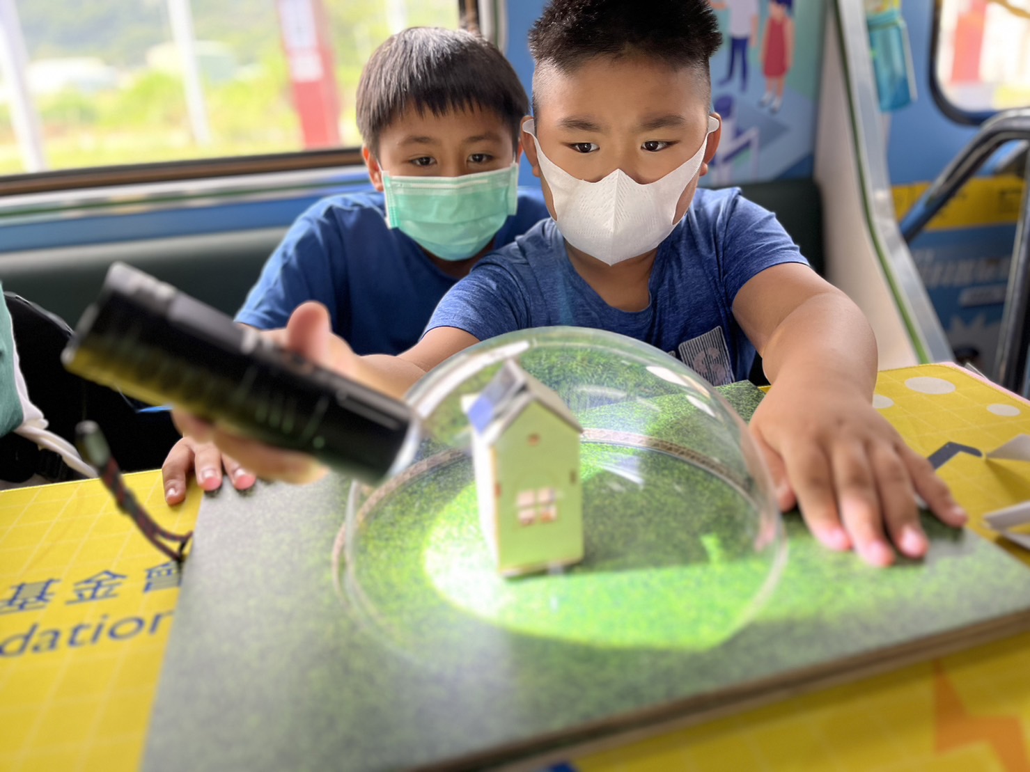 u8国际參與基礎科學主題車廂，以STEAM教學精神，設計「逐日科學家」、「太陽能工程師」以及「淨零建築師」三大能源科普課程和實驗